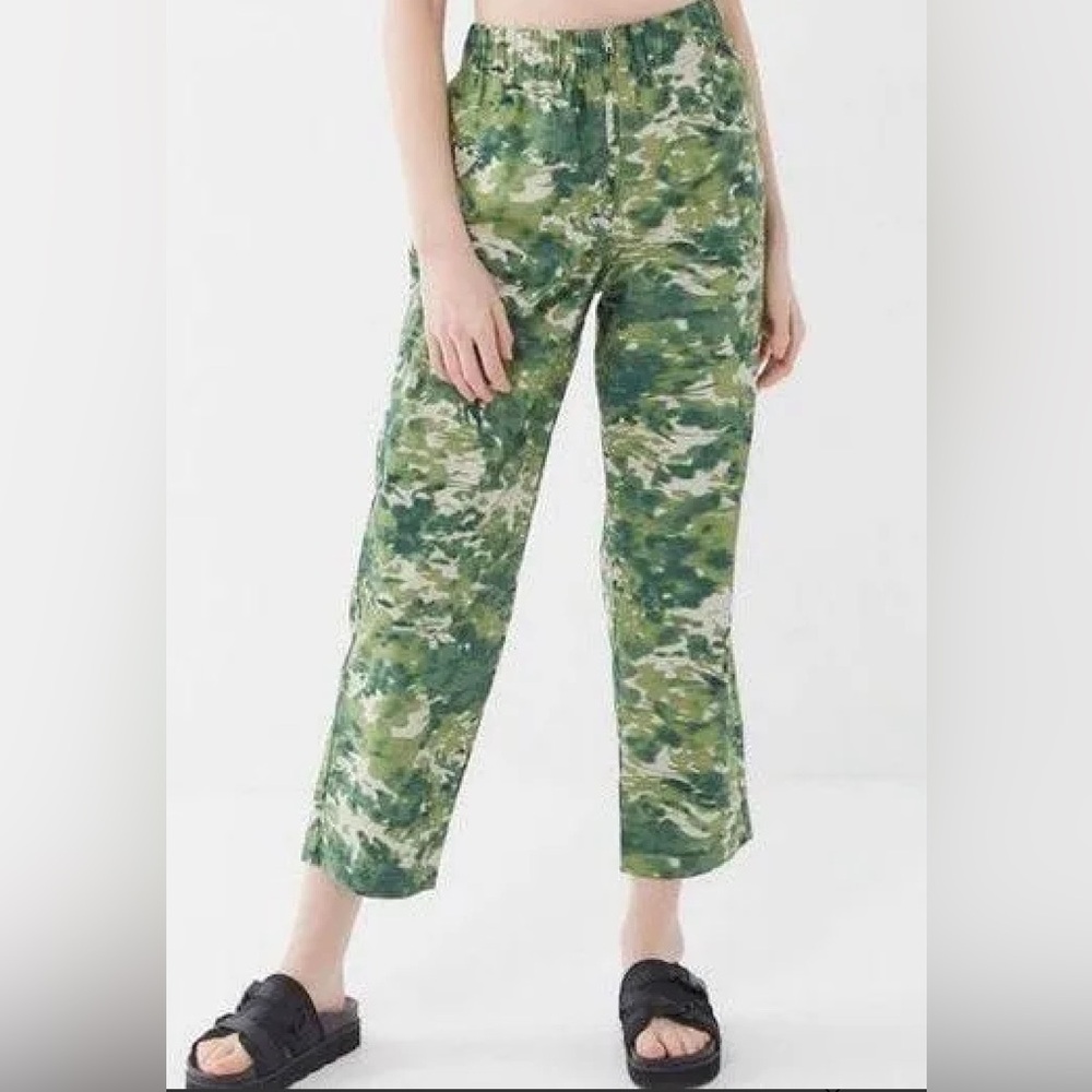 Urban Outfitters Jace Camo Print Poplin Straight Leg Zip Front Crop Pants Size S
